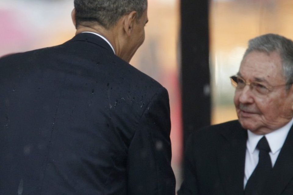 Barack Obama heilsaði forseta Kúbu, Raul Castro.