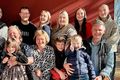 6. apríl 2024 Hér er Gerður fyrir miðri mynd með börnum sínum, og systrabörnum og barnabörnum þeirra.