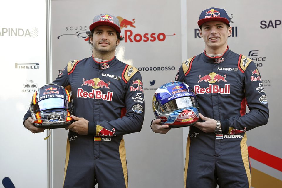 Max Verstappen (t.h.) og Carlos Sainz með kepepnishjálma sína í Barcelona í morgun.