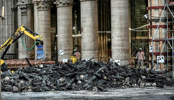 Hart deilt um Notre Dame