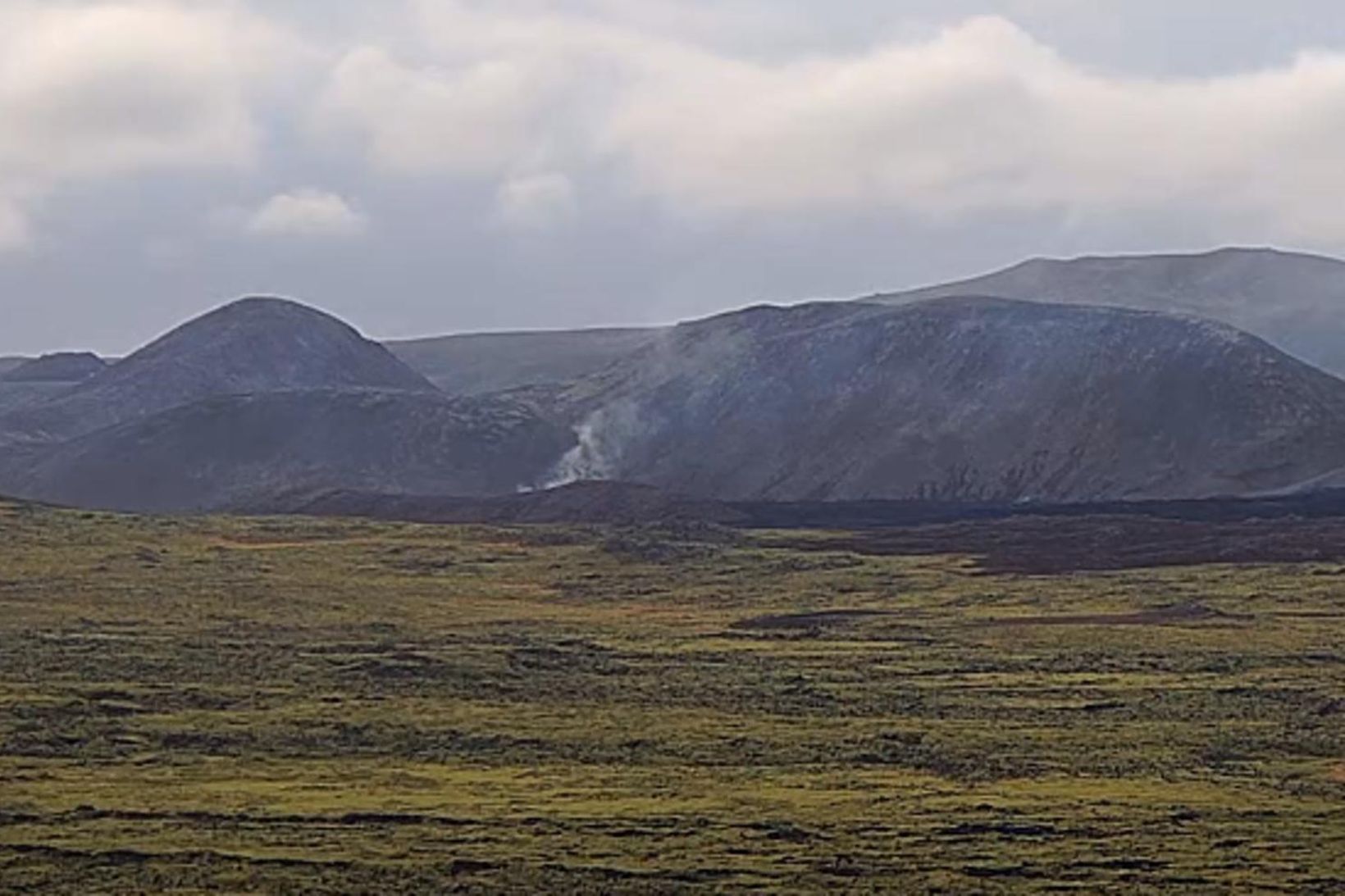 Óvenjumikill reykur stígur upp frá hrauninu við Litla-Hrút.