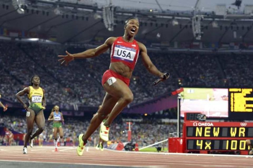 Bandaríski hlauparinn Carmelita Jeter fgnar sigri í 4 x 100 m boðhlaupi.