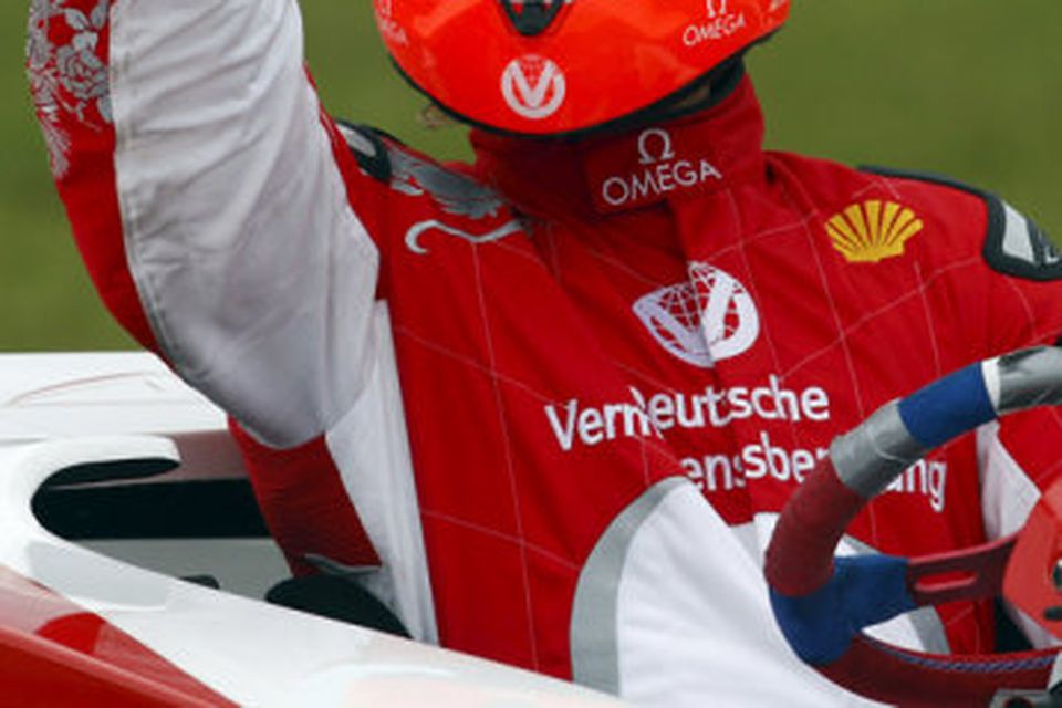 Schumacher fagnar sigri eftir fyrri sprettinn.