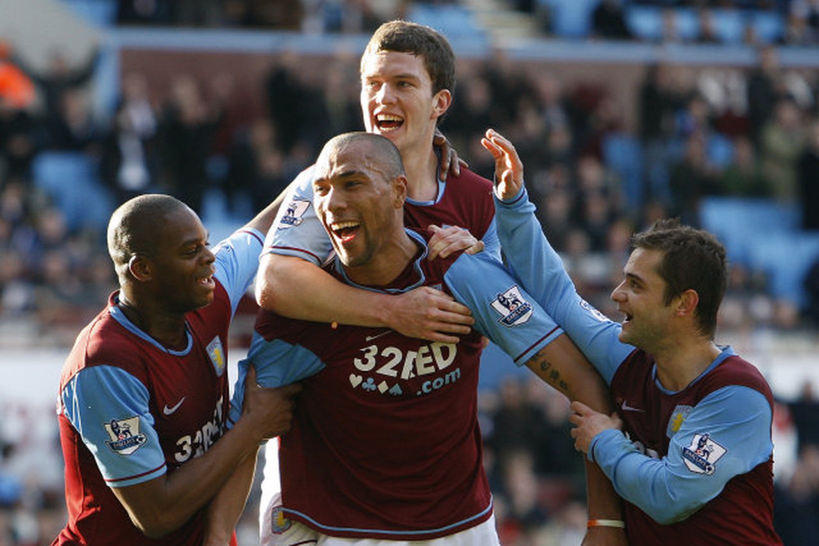 John Carew skoraði síðara mark Aston Villa.