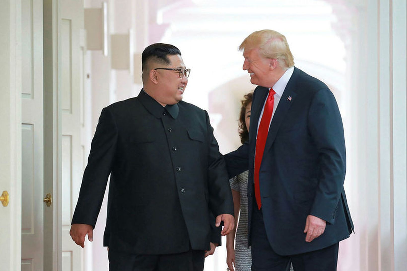 Kim Jong-un, leiðtogi Norður-Kóreu, og Donald Trump Bandaríkjaforseti hétu því …