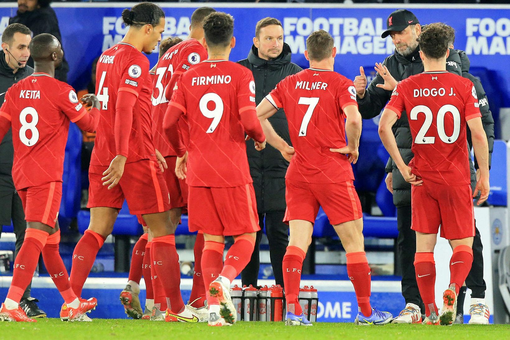 Jürgen Klopp nýtir stutt hlé á leiknum í Leicester til …