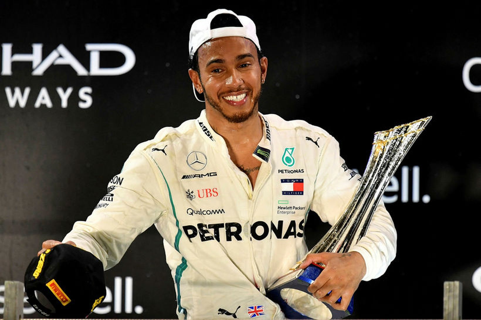 Lewis Hamilton fagnar sigri í lokamóti ársins, í Abu Dhabi.
