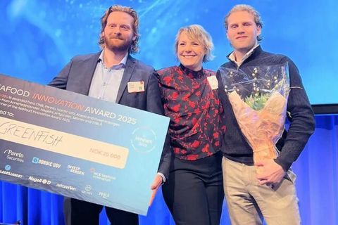 T.v. Pétur Már Bernhöft og t.h. Sveinn Sigurður Jóhannesson hjá Greenfish ásamt Trude Jansen Hagland …