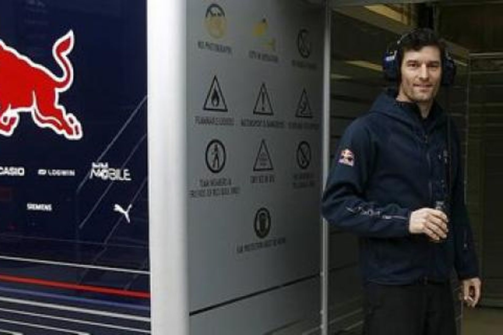 Mark Webber í bílskúr Red Bull við reynsluakstur í vetur.