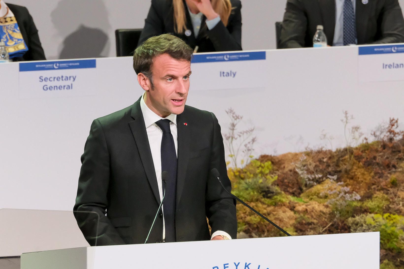 Emmanuel Macron Frakklandsforseti fluttir ræðu á leiðtogafundinum. Þar skoraði hann …