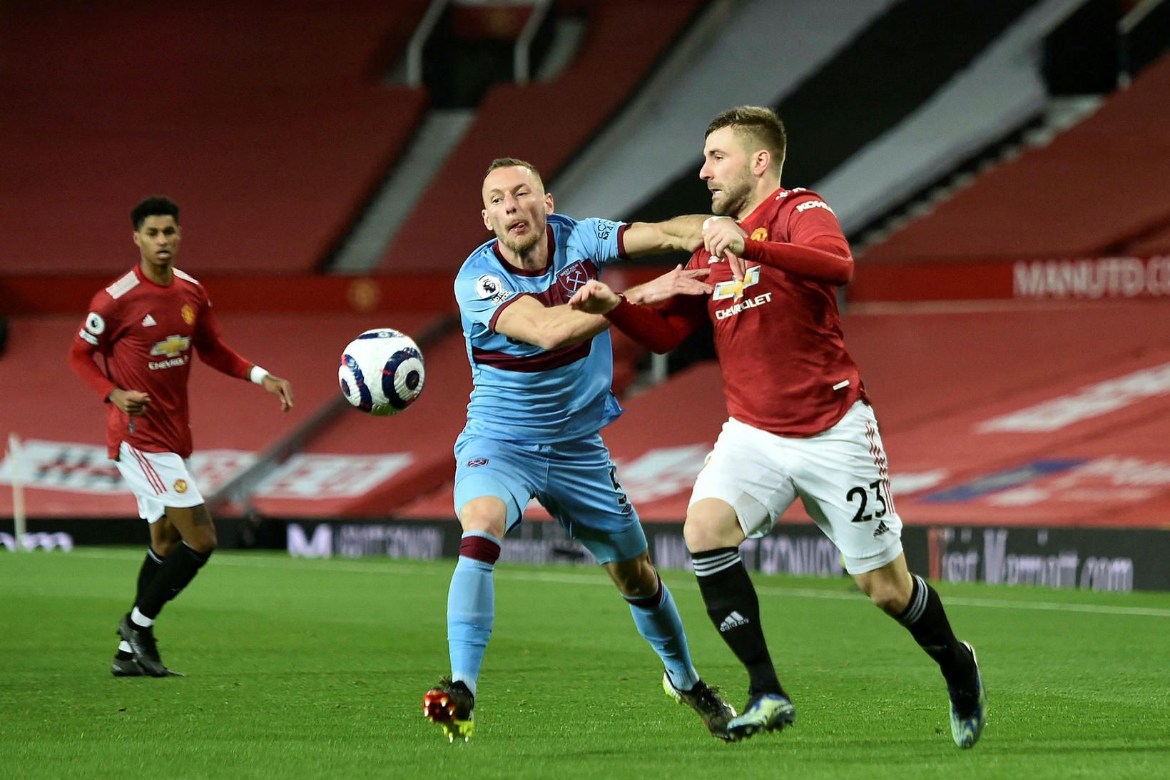 Luke Shaw og Vladimir Coufal eigast við í kvöld.