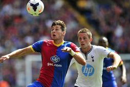 Joel Ward í baráttu við Gylfa Þór Sigurðsson í leik Crystal Palace og Tottenham árið …