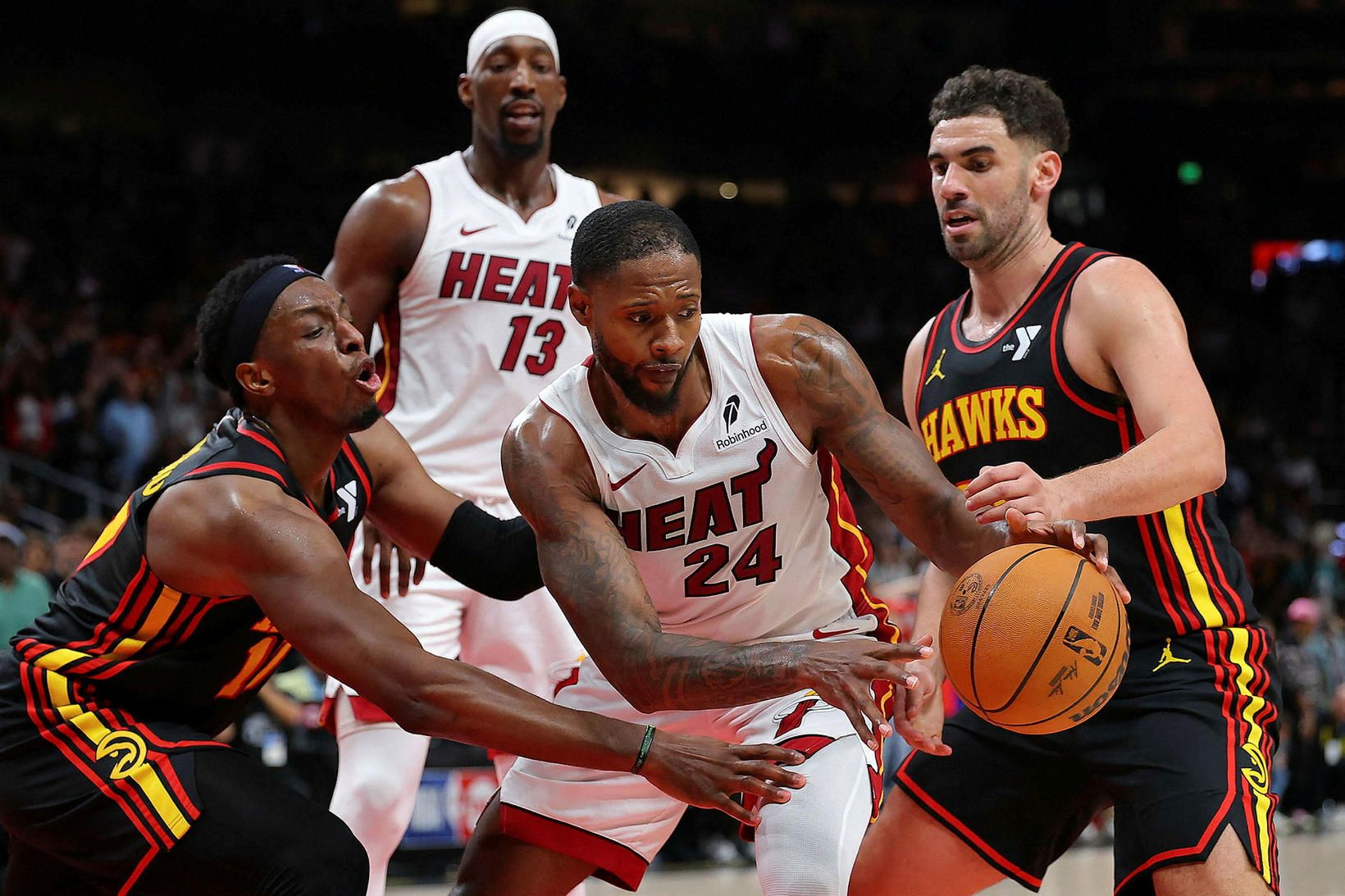 Haywood Highsmith hjá Miami Heat umkringdur samherjum og mótherjum í …