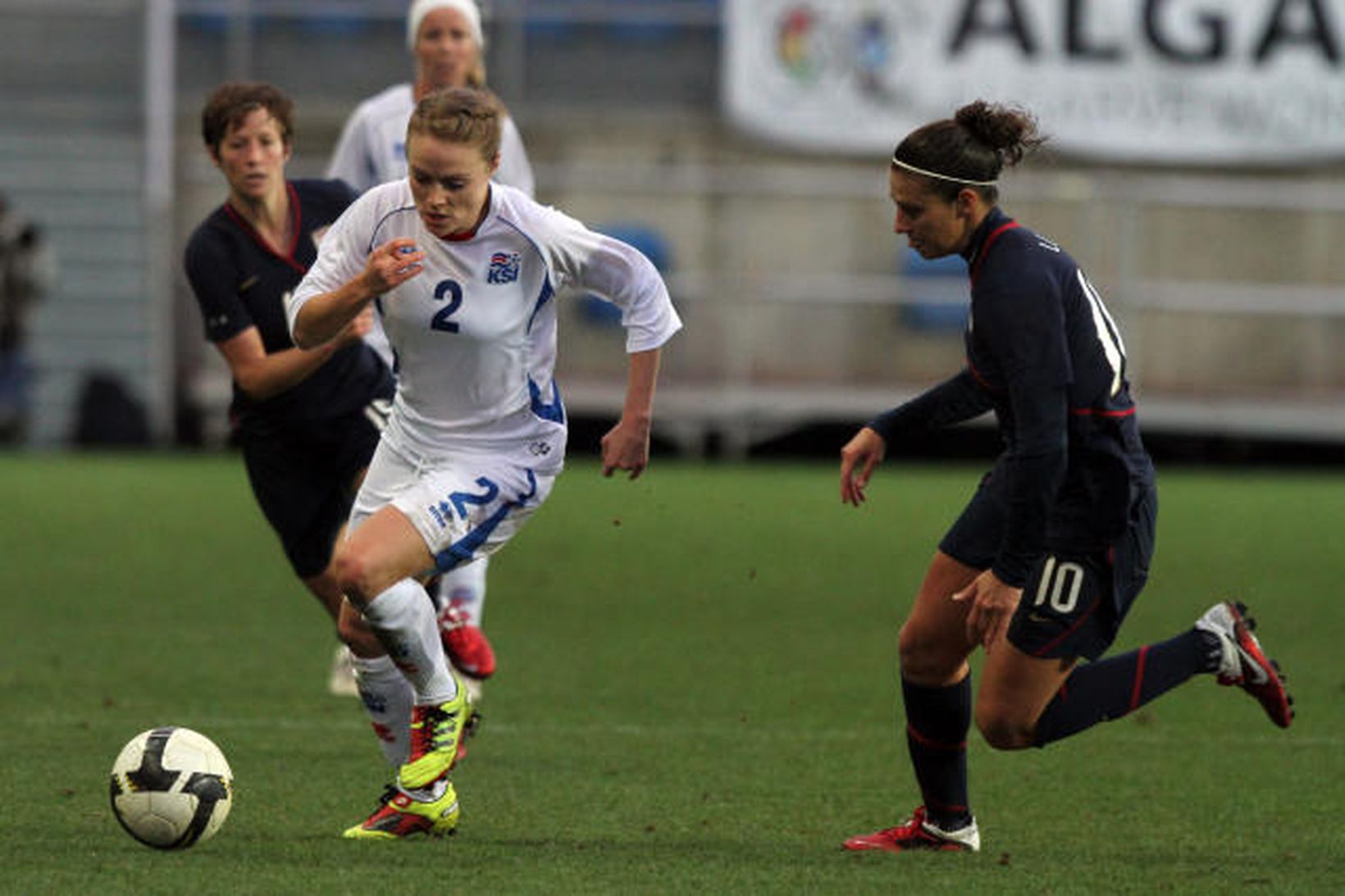 Sif Atladóttir hefur betur gegn bandarískum sóknarmanni.