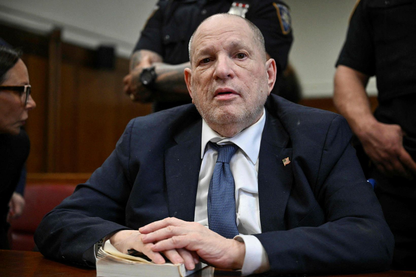 Harvey Weinstein var ekið inn í hjólastól er réttarhöldin hófust …