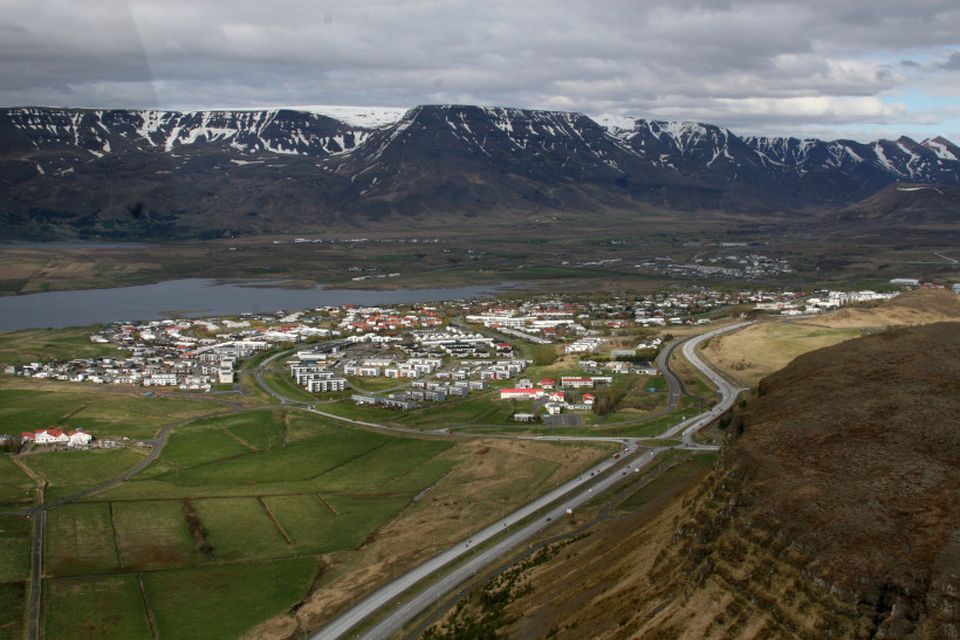 Horft yfir Mosfellsbæ og stapar í Hamrahlíð í Úlfarsfelli fremst. Fjær sést Esjan og Kistufell …