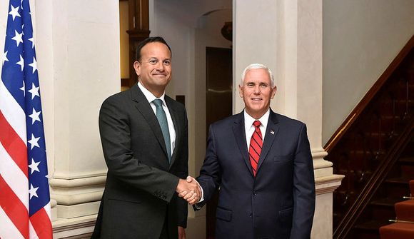 Pence gistir á hóteli Trumps