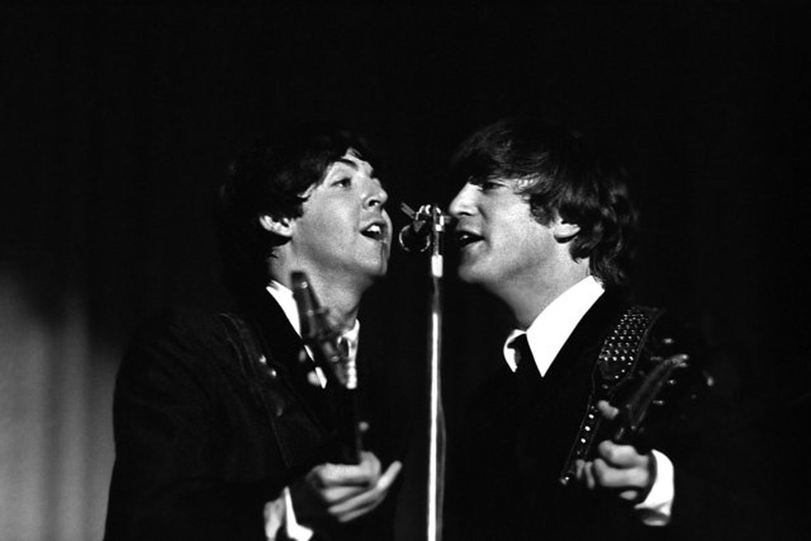 Paul McCartney og John Lennon á tónleikum árið 1964.