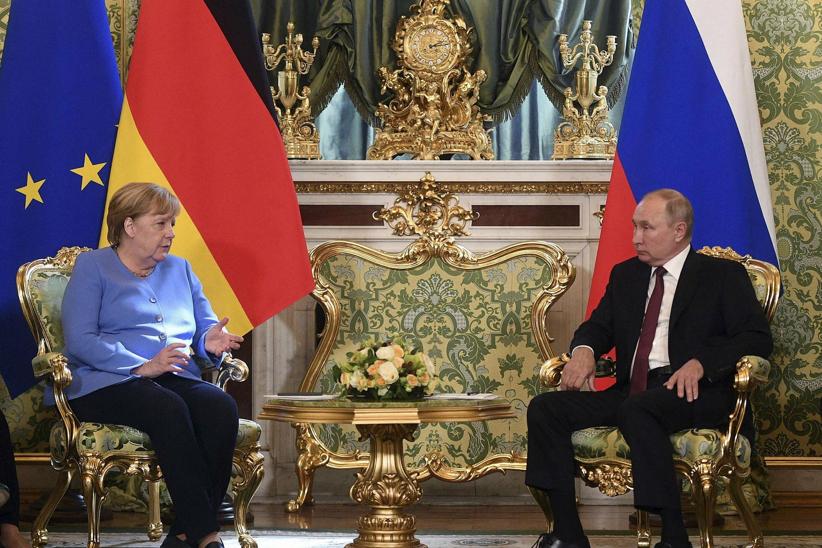 Vladimír Pútín og Angela Merkel í Kreml í dag.