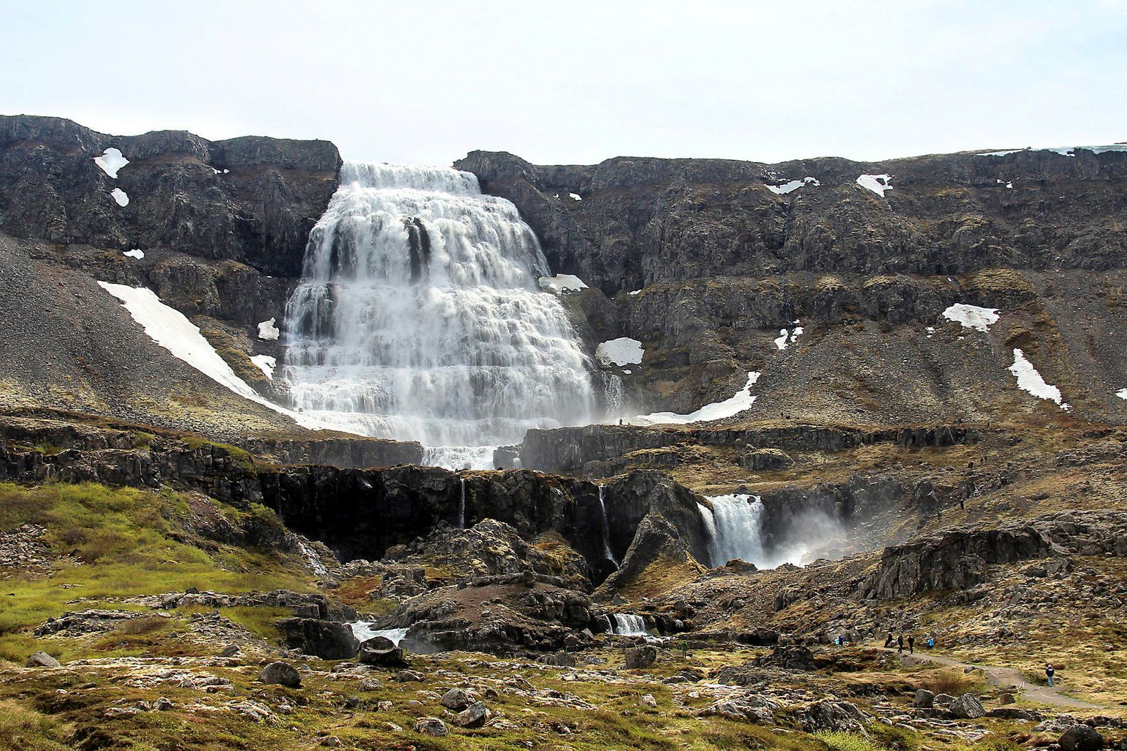 Gönguleið meðfram Dynjandisá verður lokuð á meðal fluginu stendur.