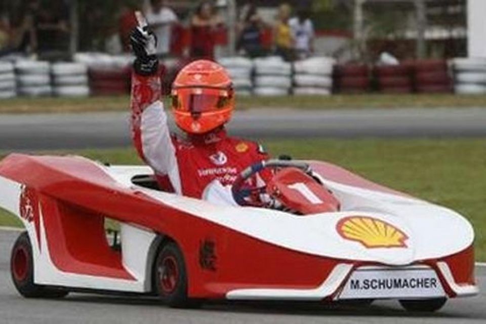 Schumacher fagnar sigri í körtukeppninni í Florianopolis í Brasilíu.