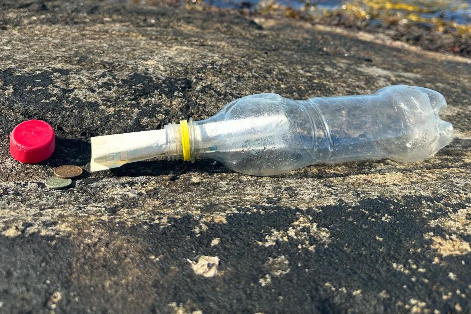 Flöskuskeytið sem systkynin fundu.