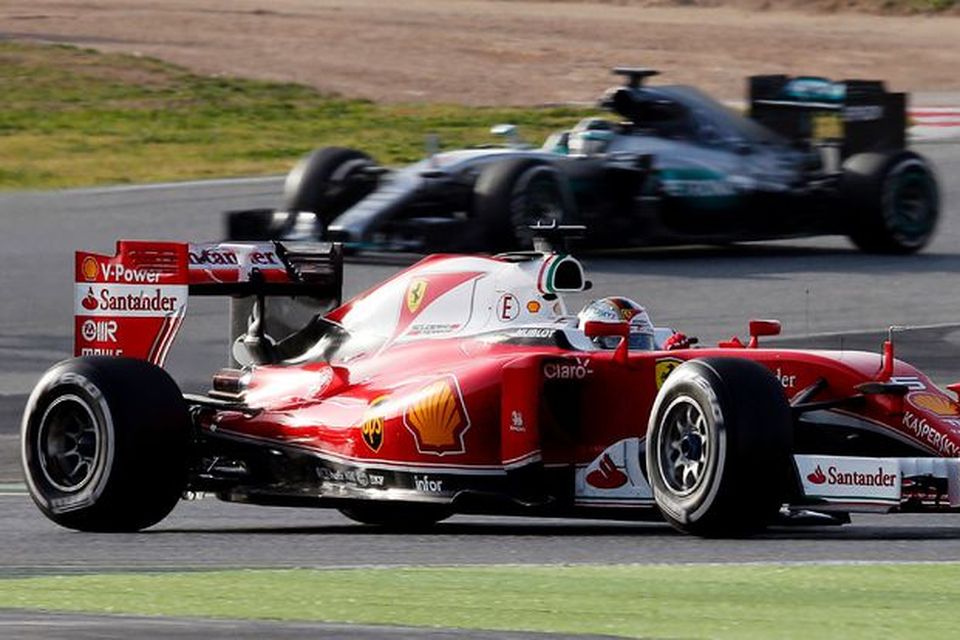 Sebastian Vettel fer hér á undan Nico Rosberg í Barcelona í adg.