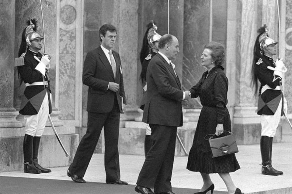 4. júní 1982. Francois Mitterrand forseti Frakklands býður Thatcher velkomna á G8 ráðstefnuna í Versölum.