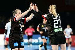 Lisa Antl og Annika Lott fagna þýsku marki á EM.