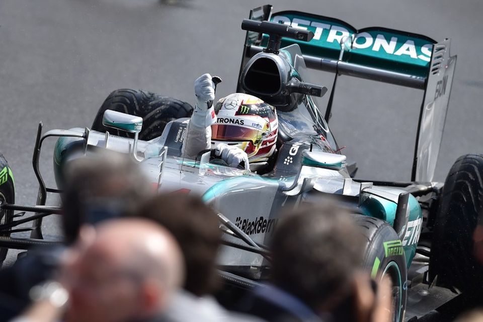 Lewis Hamilton fagnar sigri á innhring í Silverstone.