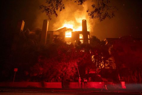 Enn loga eldar á fimm stöðum í Los Angeles.