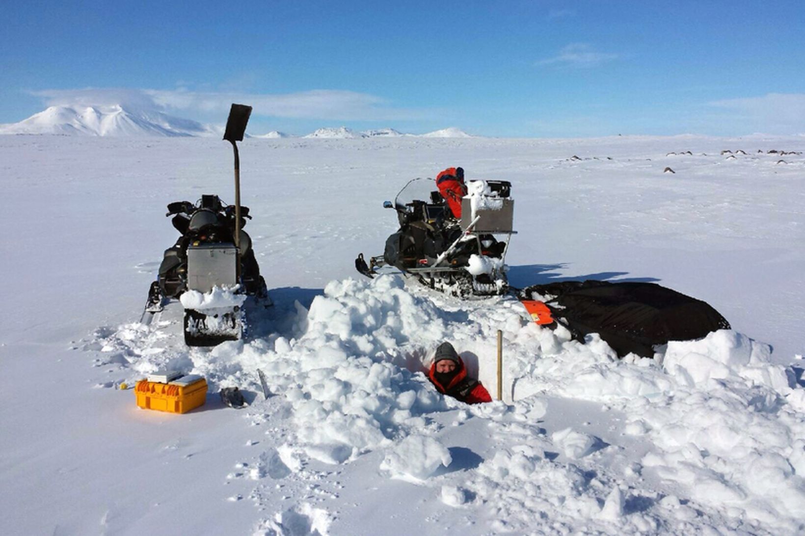 Landsvirkjun fylgist með snjómagni á vatnasvæðum vatnsaflsvirkjana fyrirtækisins. Starfsmenn fara …