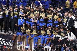 Oklahoma City Thunder með meistarabikar NBA 2024-25. Fyrir miðju í fremri röðinni situr Shai Gilgeous-Alexander …