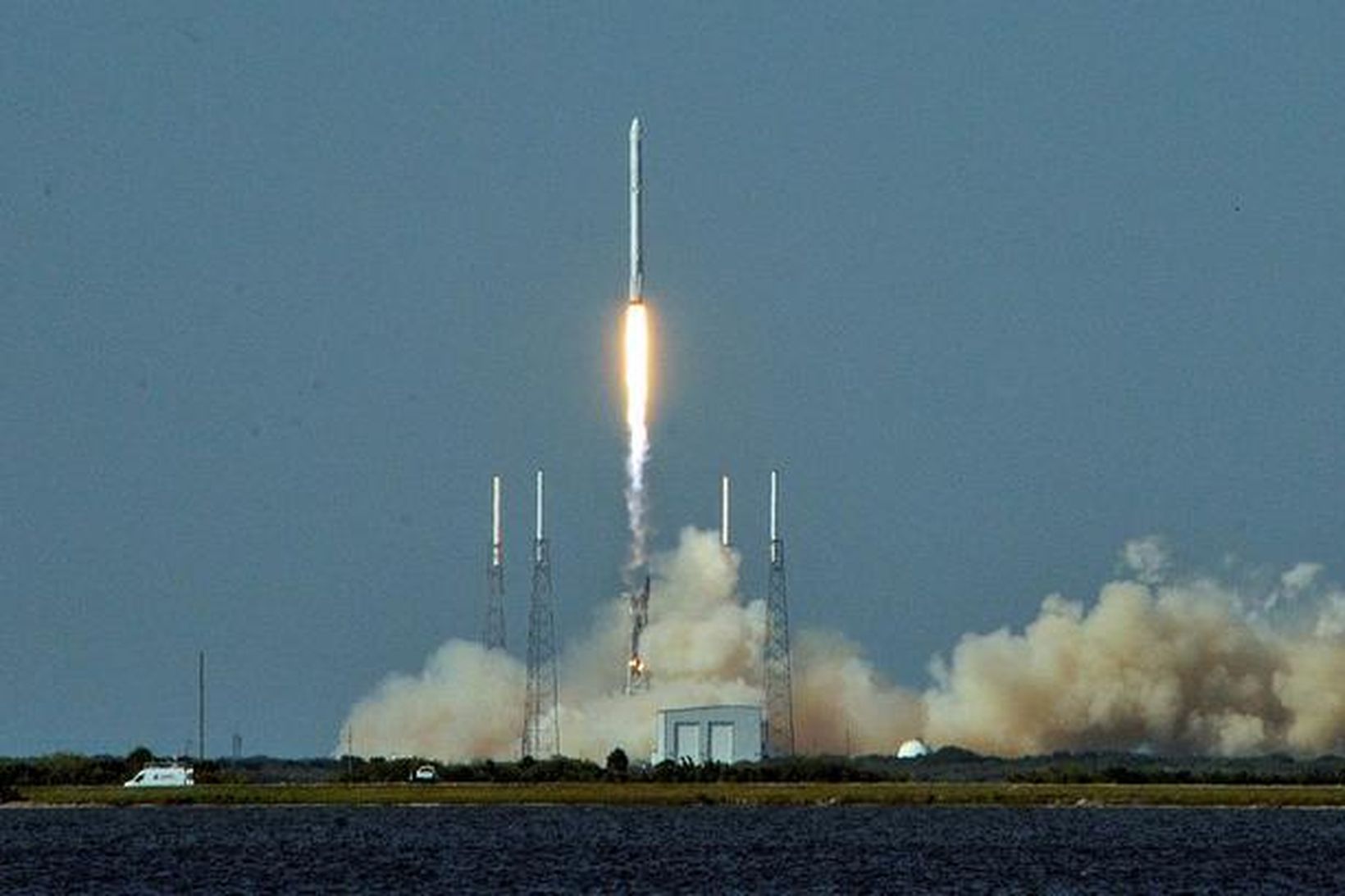 Falcon 9-eldflaug SpaceX hefur sig á loft. Tvær eldflaugar fyrirtæksins …