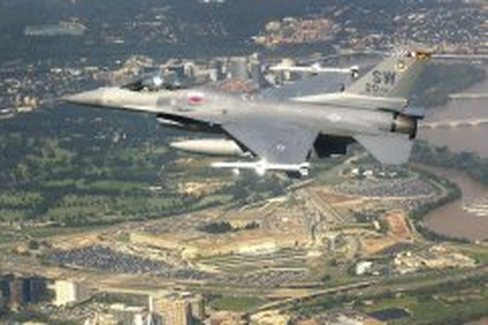 F-16 orrustuflugvél flýgur yfir Pentagon.