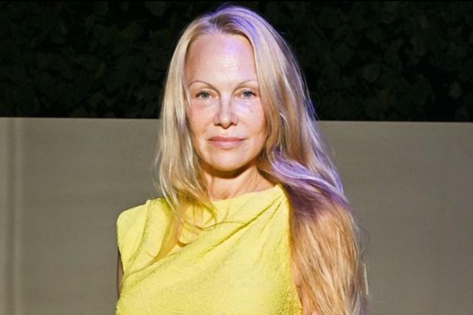 Pamela Anderson hlaut mikið lof fyrir að mæta á viðburði …