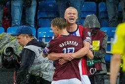Erling Haaland og Martin Ödegaard fagna marki þess fyrrnefnda í Osló í kvöld.