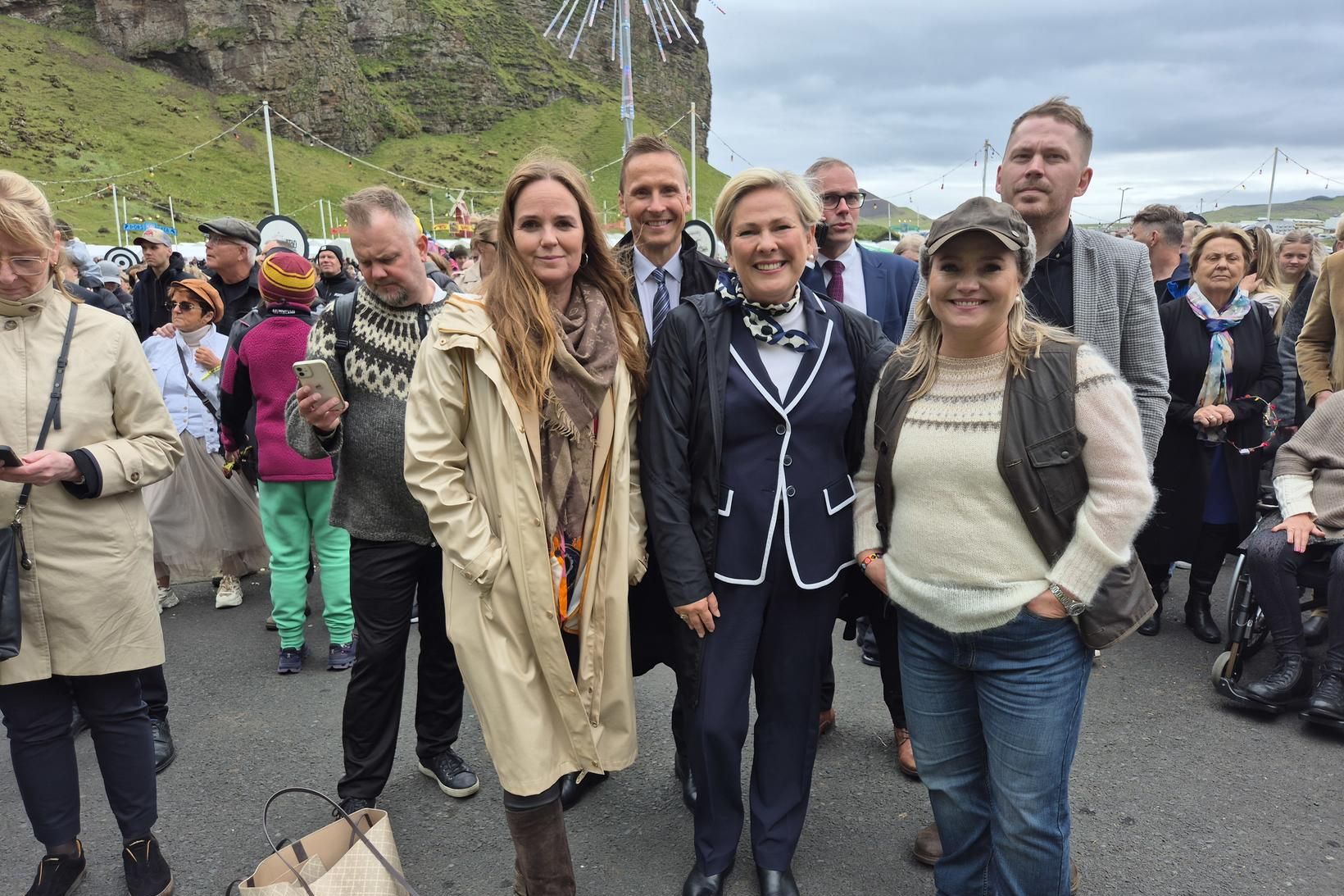 Halla, Lilja og Íris Róbertsdóttir, bæjarstjóri Vestmannaeyja.