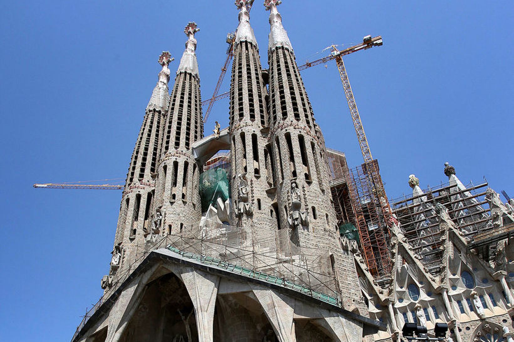La Sagrada Familia, frægasta bygging katalónska arkitektsins Antoni Gaudi og …