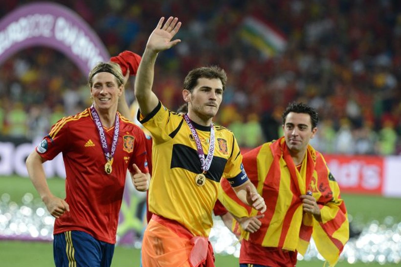 Fernando Torres, Iker Casillas og Xavi fagna í Kiev í …