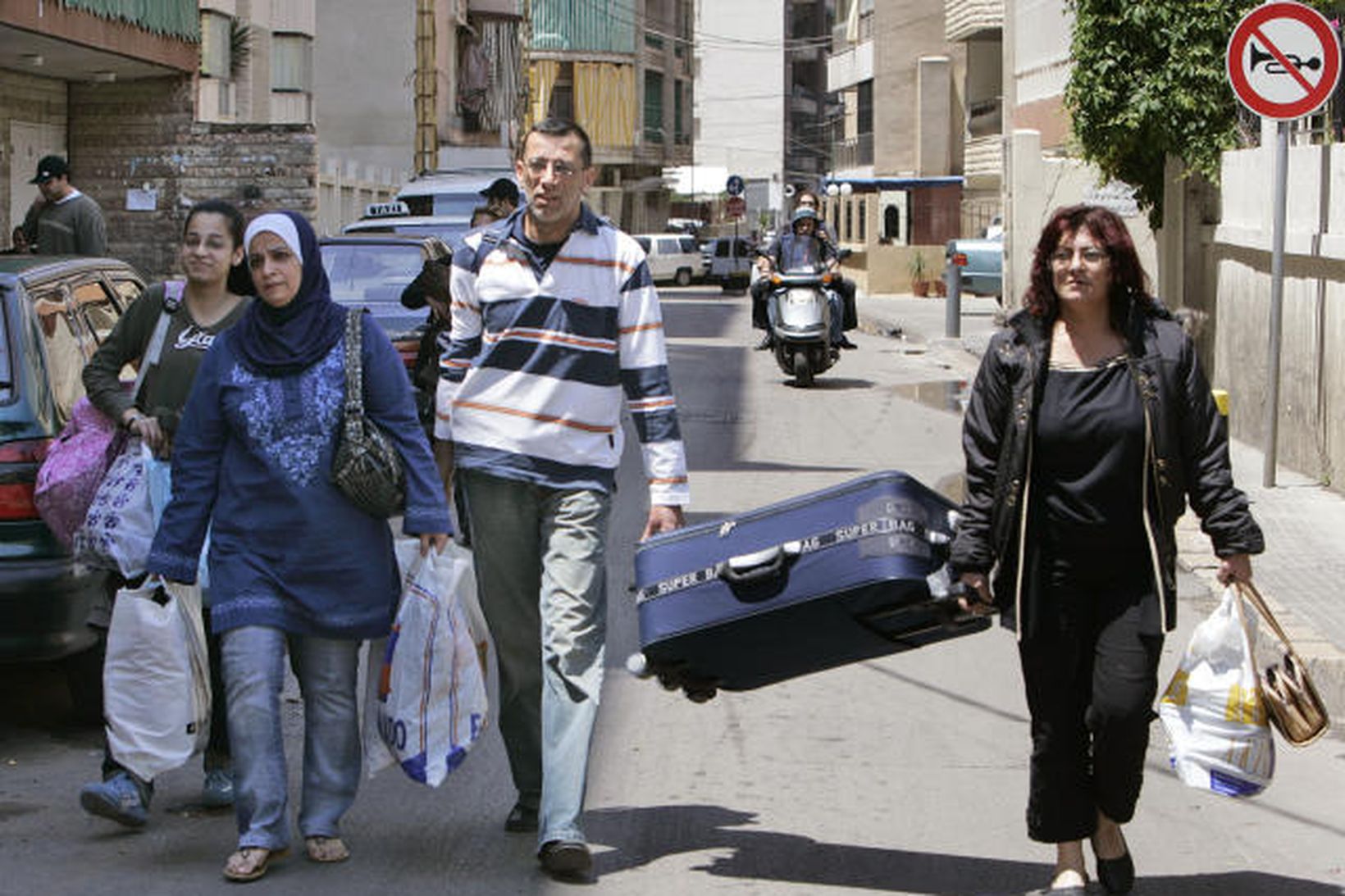 Fjölskylda súnníta yfirgefur heimili sitt í hverfi Beirut sem Hizbollah …