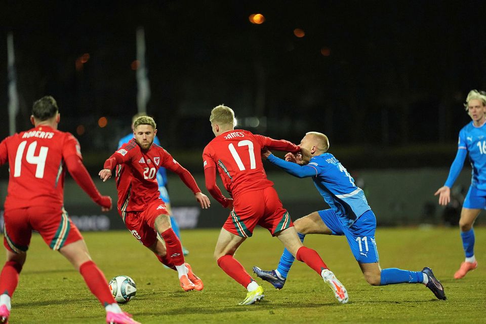 Jón Dagur Þorsteinsson umkringdur leikmönnum Wales.