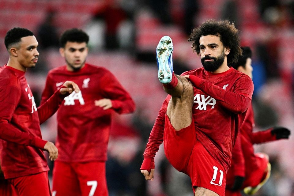 Trent Alexander-Arnold, Luis Diaz og egypski markvarðahrellirinn Mohamed Salah hita upp fyrir leik í dag.