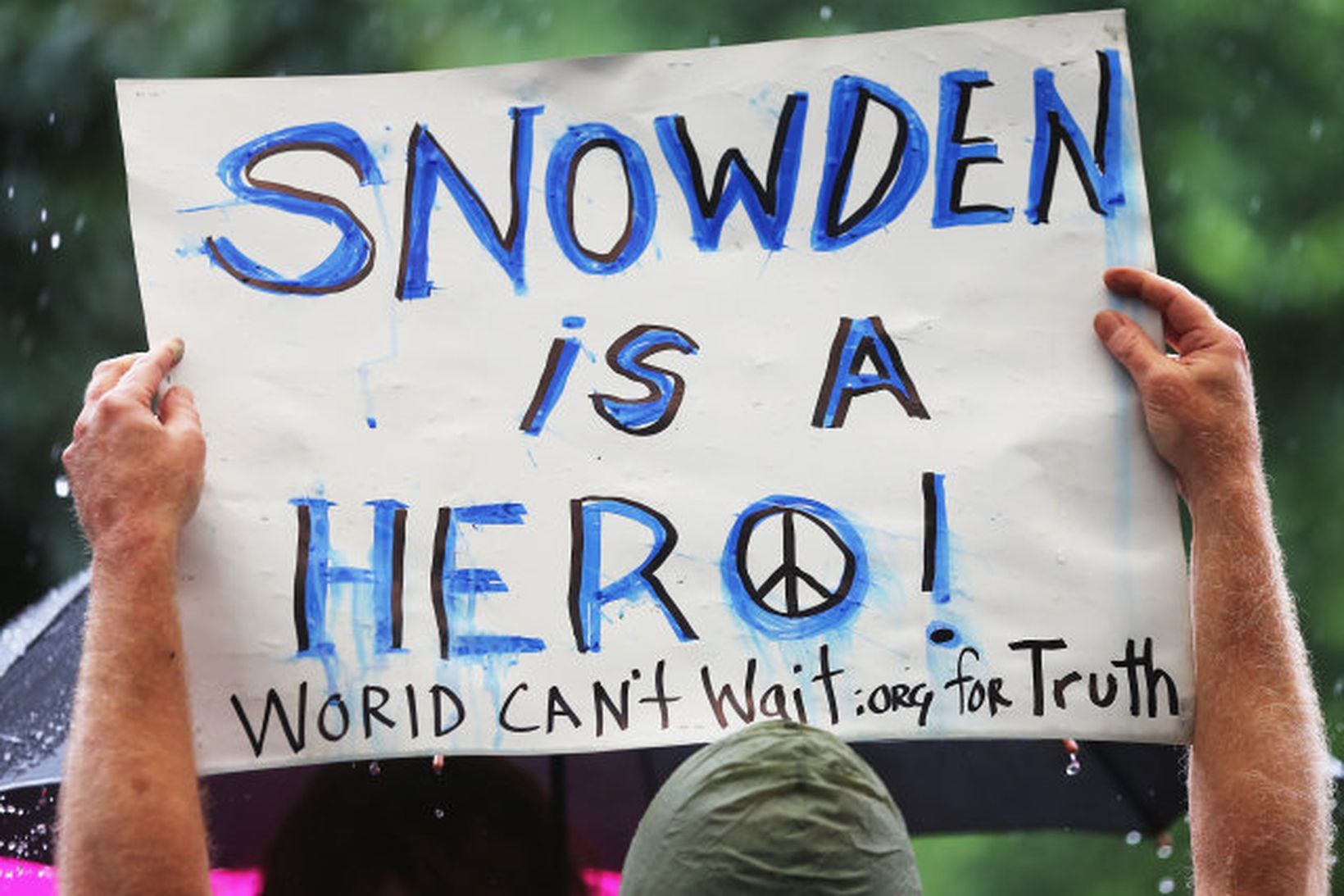 Margir telja Edward Snowden hetju.