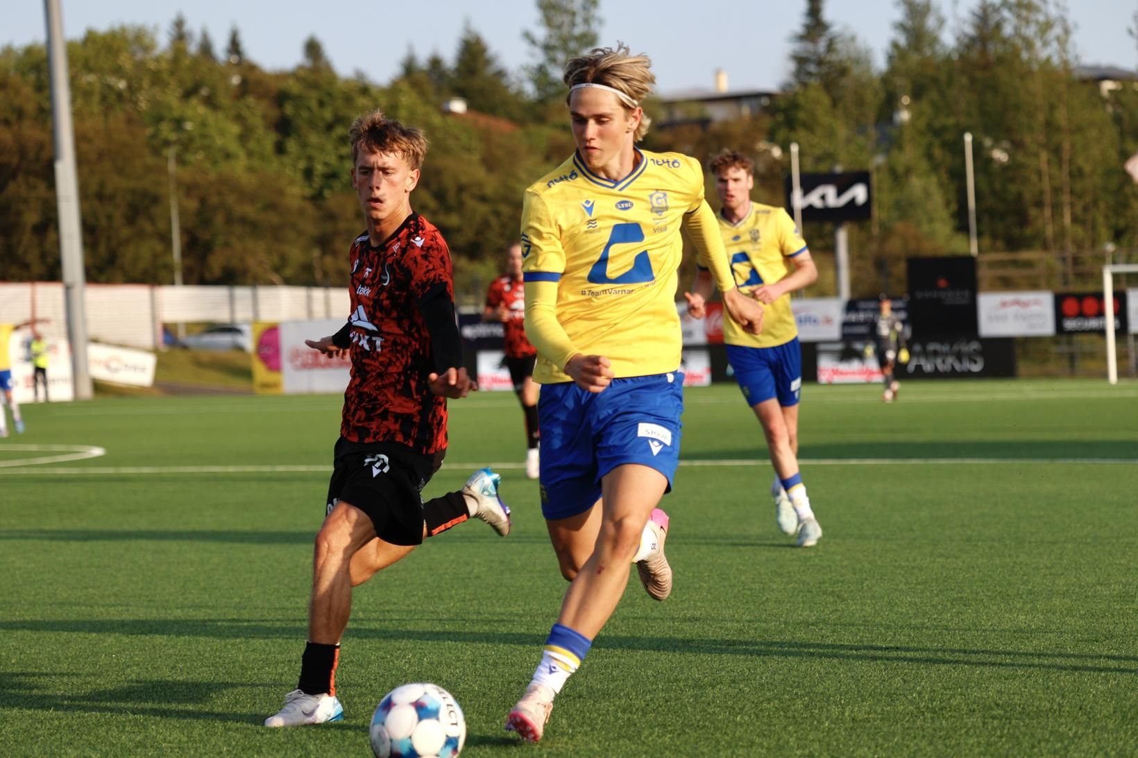 Grindvíkingurinn Sölvi Snær Ásgeirsson með boltann á Fylkisvelli í kvöld.