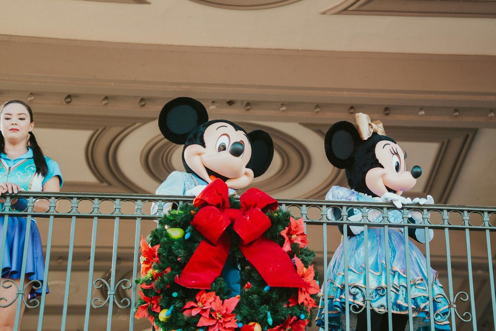 Mikki og Mína mús heilsa gestum af svölum í Disney …