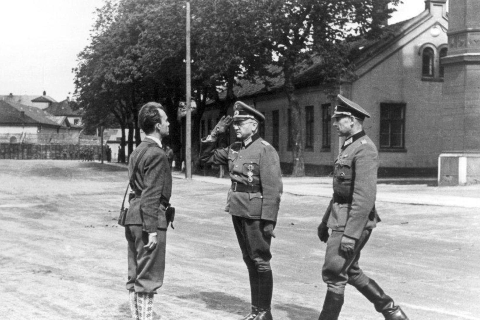 Hernámi lokið 1945. Norskar sveitir, undir stjórn Terje Rollem, taka …