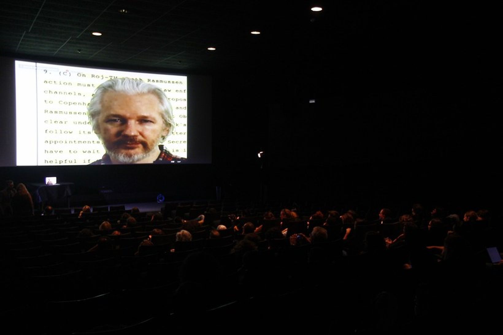 Julian Assange, stofnandi Wikileaks, heldur ræðu á málþingi í Barcelona.
