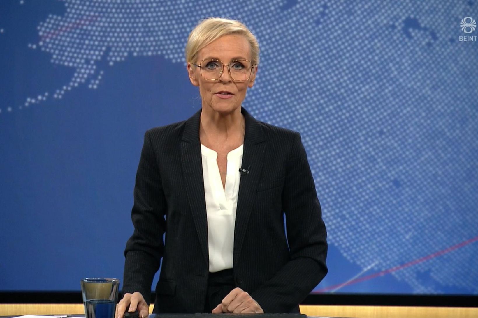 Jóhanna Vigdís Hjaltadóttir flytur hér síðustu tíufréttirnar í Ríkissjónvarpinu í …