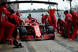 Vettel kemur inn til dekkjaskipta í Barcelona.